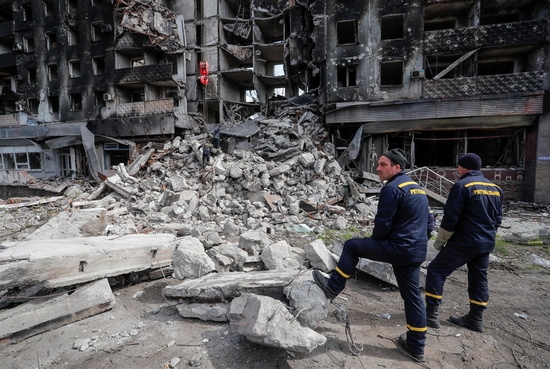 10일(현지 시각) 우크라이나 남부 항구 도시 마리우폴에서 긴급 구조대원들이 우크라이나-러시아 충돌 과정에서 파괴된 건물 잔해를 치우고 있다. 사진=로이터