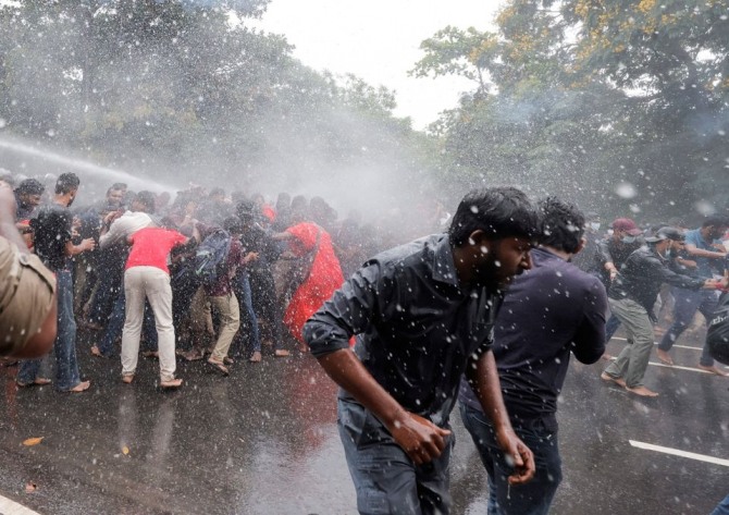 정부 명령을 받은 병력들에게 물대포를 맞고 있는 스리랑카 시위대. 사진=로이터