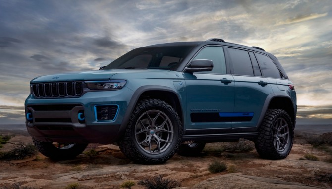 전설적인 4x4 시스템과 전동화가 결합해 궁극의 연비와 주행거리를 발휘한다. 동력계는 전기모터 2개, 400V 배터리팩, 4기통 2.0ℓ 터보 엔진과 토크플라이트 8단 자동변속기가 탑재된 지프 그랜드 체로키 트레일호크 PHEV. 사진=스텔란티스코리아