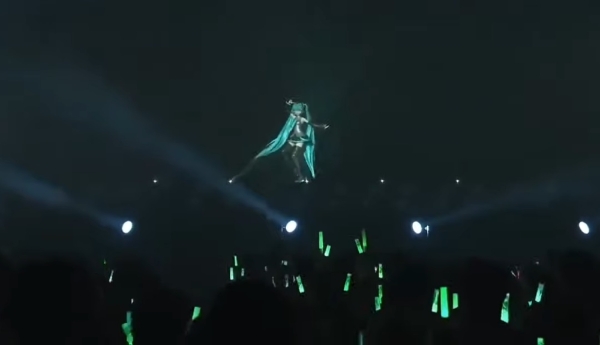 '하츠네 미쿠' 홀로그램이 2020년 개최된 콘서트 '매지컬 미라이'에서 관객들 앞에서 공연하고 있다. 사진=하츠네 미쿠 유튜브