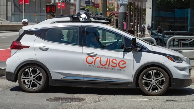 현재 샌프란시스코에서 일반 대상으로 시범 운행 중인 크루즈의 자율주행 로보택시. 사진=로이터