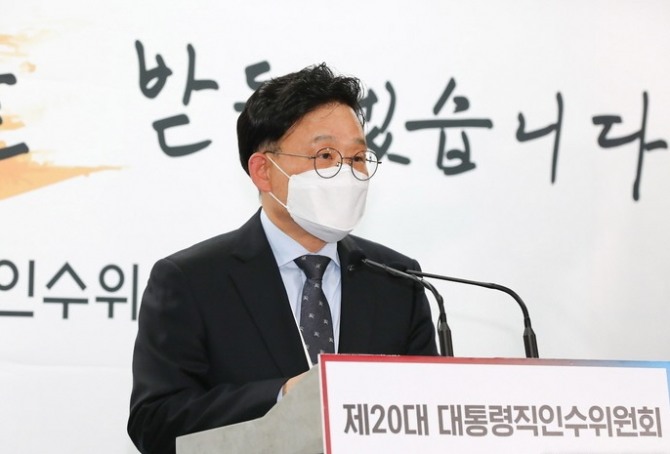 원일희 제20대 대통령직인수위원회 수석부대변인이 서울 종로구 통의동 대통령직인수위원회 브리핑룸에서 현안브리핑을 하고 있다. [사진=뉴시스] 