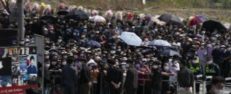 = 윤석열 대통령 당선인이 박근혜 전 대통령을 예방하고 있는 12일 오후 대구 달성군 유가읍 박 전 대통령 사저 인근에서 시민들이 예방이 끝나기를 기다리고 있다.사진=뉴시스