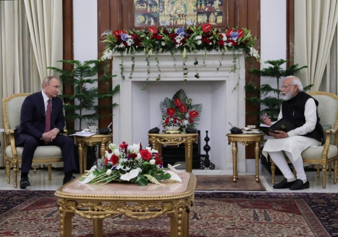 블라디미르 푸틴 러시아 대통령이 뉴델리에서 나렌드라 모디 인도 총리와 회담을 하고 있다. 사진=로이터