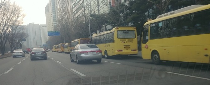 분당 역세권 일대 학원셔틀버스 불법주정차 장면 사진/이지은 기자