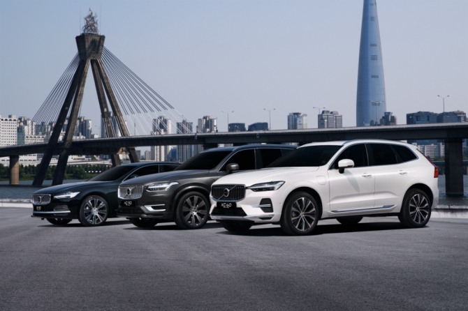 배터리 기능 향상으로 전기로 달릴 수 있는 주행거리가 늘어난 볼보 S90, XC60, XC90 PHEV 모델. 사진=볼보자동차코리아