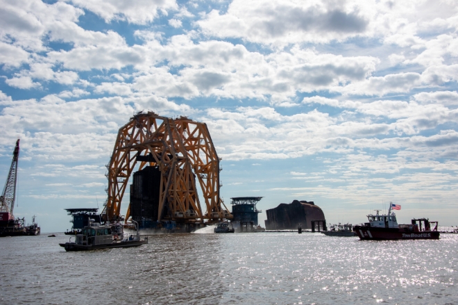 전도된 채 침몰했던 현대글로비스의 골든레이호를 2대의 해상크레인이 장착된 도크바지선을 통해 인양하는 모습. 사진=세인트시몬트사운드
