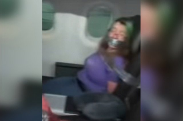 지난해 7월 6일(현지시간) 미국 아메리칸항공 여객기 내에서 난동을 부려 좌석에 결박당한 미국인 여성의 모습. 사진=틱톡