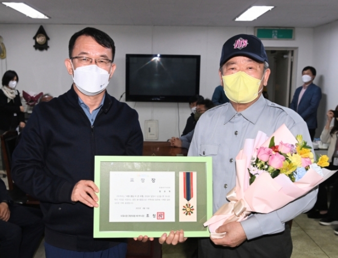 수원시, 쓰러진 노인 생명 구한 경비원에게 선행시민 표창 사진.