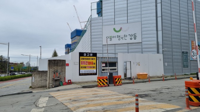 출입이 전면 통제된 둔촌주공재건축 공사 현장. 사진=시공사업단