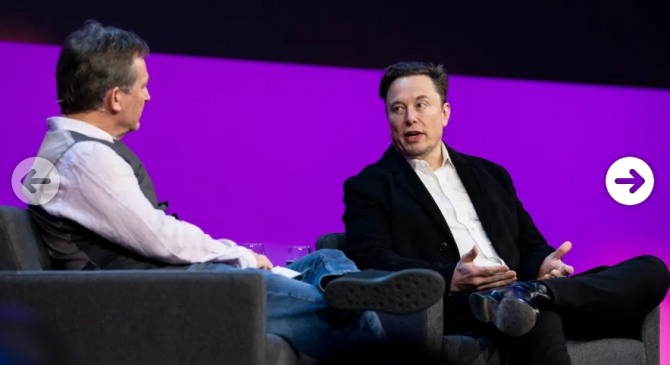 일론 머스크(오른쪽)가 15일(현지시간) 캐나다 밴쿠버에서 열린 TED 행사에 참석해 질문에 답하고 있다. 사진=TED