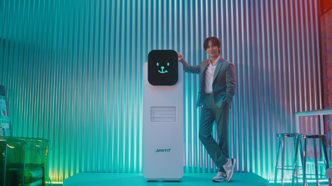 민팃 모델인 배우 임시완과 인공지능 기반 중고폰 매입기 ‘민팃ATM’. 사진=민팃