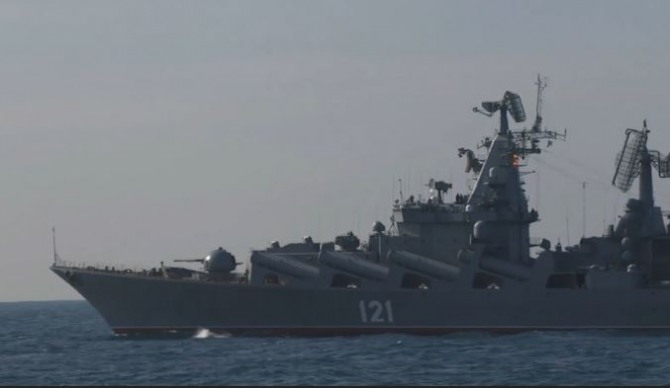 러시아 흑해함대의 핵심 전함인 모스크바함이 폭발사고로 심각한 손상을 입은 가운데 러시아와 우크라이나 양측은 그 원인을 놓고 공방을 벌이고 있다. 사진=뉴시스 출처: 러시아 국방부