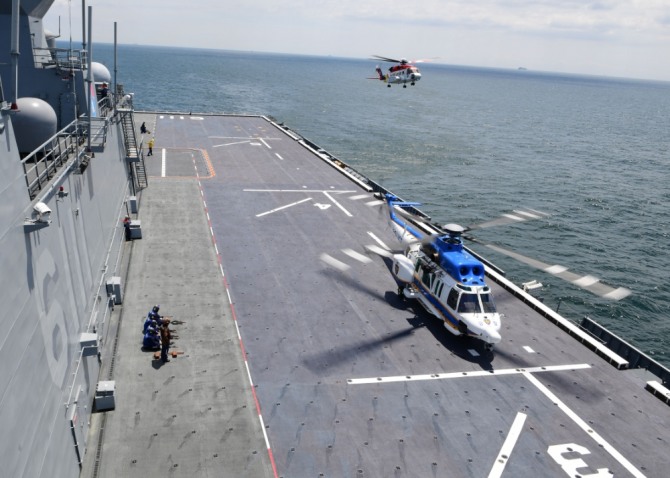 독도함에 착륙한 해양경찰청 소속 시콜스키 S-92헬기. 노무현 대통령 집권시절 S-92 3대를 도입한 공군은 이를 VH-92로 개조해 현재까지 대통령 전용헬기로 사용 중이다. 사진=해군