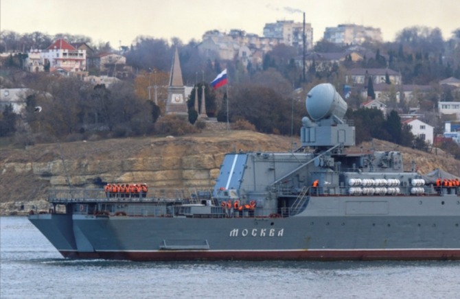 러시아 해군들이 2021년 11월 크림반도의 세바스토폴항에 정박한 미사일 순양함 '모스크바호'의 갑판에 늘어 서 있다. 사진=로이터