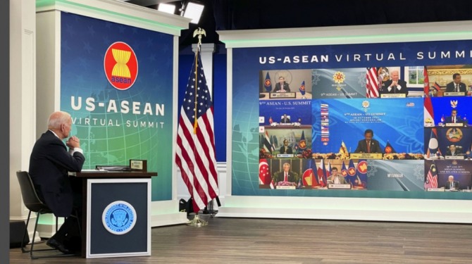 지난해 10월 미국 백악관에서 열린 아세안과의 정상회의에 참석한 바이든 대통령(왼쪽). 