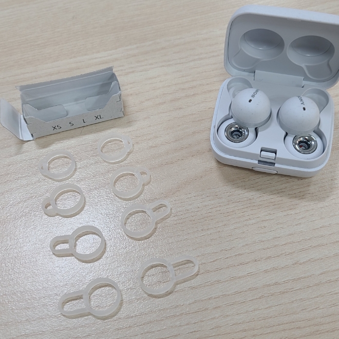 XS부터 XL까지 구성해 사용자의 귀 모양에 따라 크기별로 교체해 착용할 수 있다. 피팅 서포터와 링크버즈. 사진=정진주 기자