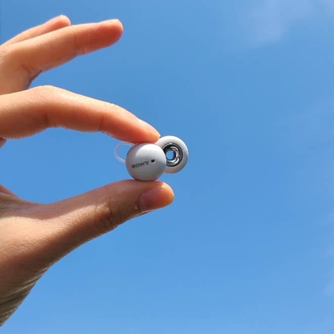 링크버즈는 고리 모양으로 구멍이 뚫려 있다. 사진=정진주 기자