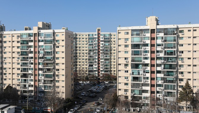 서울 강남구 압구정동에 위치한 한 구축 아파트. 사진=뉴시스