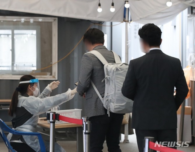 18일 오전 중구 서울역 코로나19 임시선별검사소에서 시민들이 검사를 받기 위해 기다리고 있다. [사진=뉴시스]