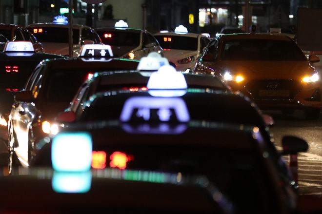 서울시의회가 택시요금 인상 조정안을 가결해 요금인상이 예상되는 가운데 고물가에 고통받는 서민들의 부담이 더욱 가중될 것으로 보인다. [사진=뉴시스]