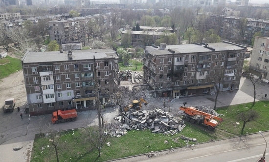  19일(현지 시각) 우크라이나 남부 항구 도시 마리우폴에서 우크라이나-러시아 전쟁으로 파손된 주거용 건물에서 구조대가 작업하고 있다. 사진=로이터 