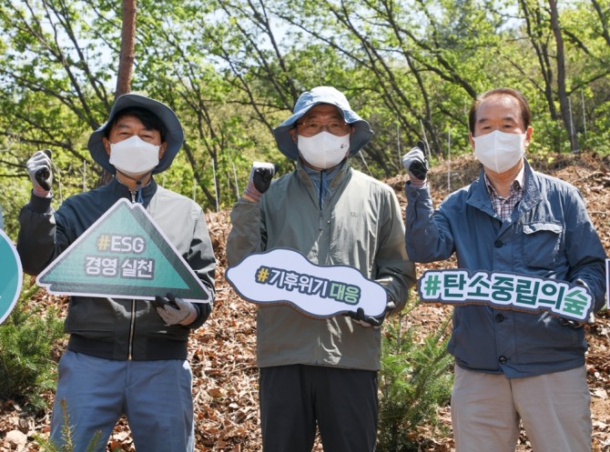 경기도 용인시 '현대백화점그룹 탄소중립의 숲' 예정지에서 장호진 현대백화점 기획조정본부 사장, 최병암 산림청장, 허상만 생명의숲 이사장(사진 왼쪽부터)이 기념 사진을 촬영하고 있는 모습. 사진=현대백화점그룹