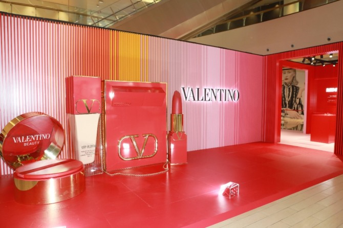 롯데백화점 잠실점이 업계에서는 처음으로 발렌티노 뷰티를 선보이면서 고객들이 즐길 수 있는 메이크업 쇼와 럭키 드로우 행사 등을 준비했다. 사진=롯데백화점