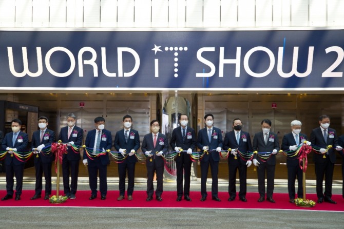 과학기술정보통신부가 20일 오전 서울 강남구 코엑스에서 'WORLD IT SHOW 2022 개막식' 을 개최했다. 왼쪽 다섯 번째부터 남기태 서울대학교 교수(제20대 대통령직인수위원회 과학기술교육분과 인수위원), 박성중 국회의원(제20대 대통령직인수위원회 과학기술교육분과 간사), 권영세 국회의원(제20대 대통령직인수위원회 부위원장), 조경식 과학기술정보통신부 제2차관, 구자열 한국무역협회장, 구현모 KT 대표이사. 사진=과학기술정보통신부