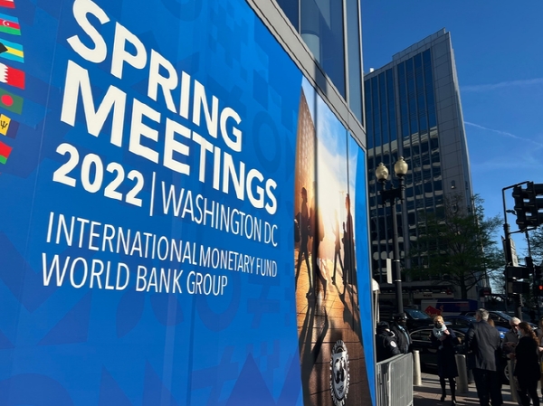 미국 워싱턴에서 열리는 G20 재무장관및 중앙은행총재회의를 알려는 포스터. 사진=로이터