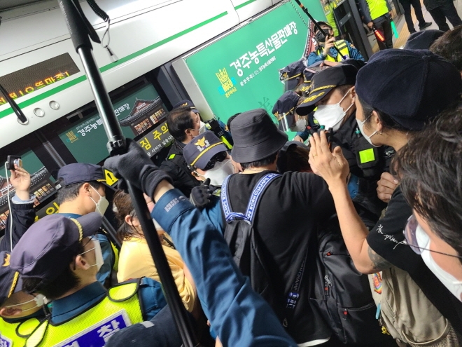 전국장애인차별철폐연대 회원들이 서울 종로구 지하철 2호선 시청역에서 '출근길 지하철 타기' 시위를 하고 있다. [사진=글로벌이코노믹DB]