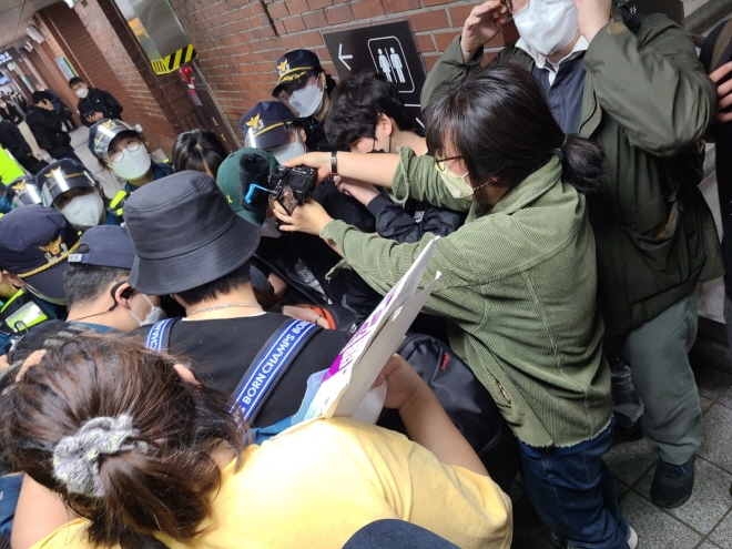 전국장애인차별철폐연대 회원들이 21일 서울 종로구 지하철 2호선 시청역에서 '출근길 지하철 타기' 시위를 하고 있다. [사진=글로벌이코노믹DB]