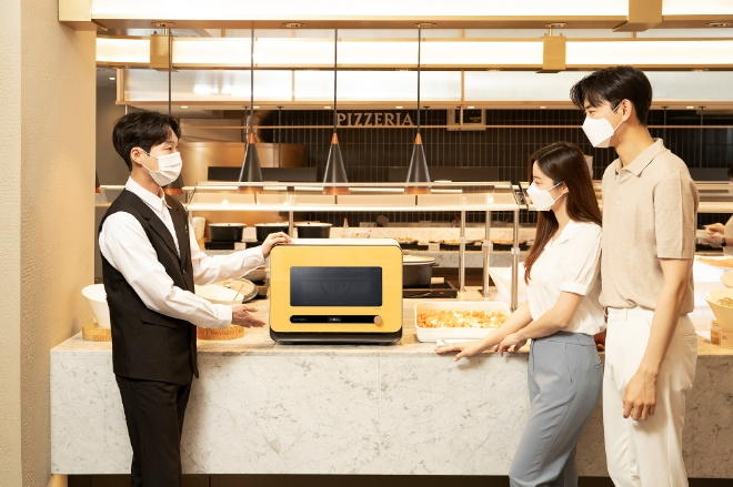 삼성전자 모델이 서울 잠원동에 위치한 빕스 반포역점 비스포크 기획존에서 비스포크 큐커와 CJ푸드빌과의 협업 마케팅을 소개하고 있다. 사진=삼성전자 