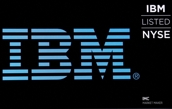 뉴욕증권거래소(NYSE) 화면에 표시된 IBM 로고. 사진=로이터