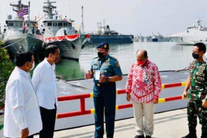 조코 위도도(왼쪽에서 두 번째) 인도네시아 대통령이 참석한 가운데 국영 방산기업 '디펜드 ID'가 출범했다.
