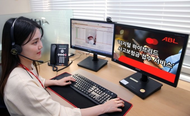 ABL생명은 21일 콜센터 상담과 동시에 디지털 방식으로 사고보험금 청구를 할 수 있는 '디지털 하이브리드 사고보험금 접수 서비스'를 시작한다고 밝혔다.