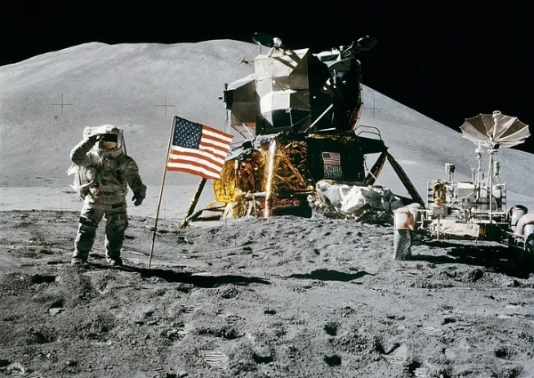 1971년 달에 착륙했던 아폴로15호와 제임스 어윈 우주비행사의 모습. 사진=픽사베이