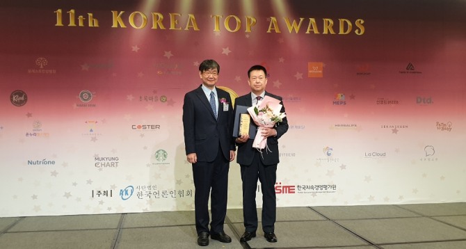 NH농협캐피탈은 4월21일 제11회 Korea Top Awards에서 브랜드 부문 디지털금융브랜드상을 수상했다. 심사위원장인 김종배 성신여대 경영학부 교수(왼쪽)와 조두식 NH농협캐피탈 대표(오른쪽)가 수상 이후 기념사진을 촬영하고 있다. [사진=농협금융지주]