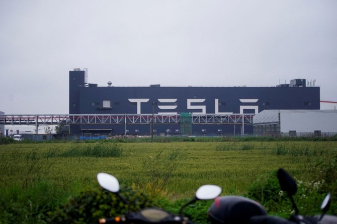 테슬라는 중국 상하이 공장 폐쇄의 여파로 제한된 생산량에도 불구하고 최근 유럽 출하를 재개했다. 사진=로이터
