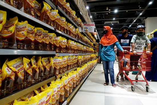 자카르타의 슈퍼마켓에서 기름야자로 만든 식용유를 쇼핑하는 사람들의 모습. 사진=로이터