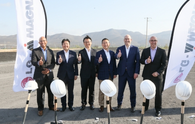LG마그나 이파워트레인이 멕시코에 전기차 부품 생산공장을 설립한다. (왼쪽 두 번째부터) 정원석 LG마그나 대표, 윤석현 LG전자 은석현 VS사업본부장, 조주완 LG전자 CEO, 톰 럭커 마그나 파워트레인 대표, 제프 모리슨 GM 부사장이 19일(현지시간) 멕시코 라모스 아리즈페에서 LG마그나 전기차 부품 생산공장 착공식에서 기념 촬영을 하고 있다. 사진=LG전자