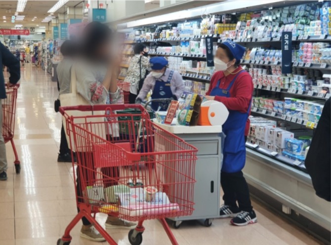 지난 25일 오후 4시께 롯데마트 서울역점에서 한 시민이 요거트 시식을 하고 있다. 사진=이도열 기자