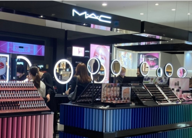 지난 25일 서울 송파구 롯데백화점 화장품 매장에서 견본품 사용을 시작했다. 사진=안희진 기자