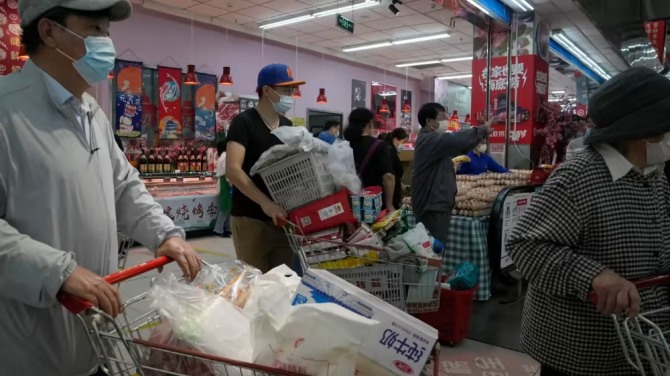 베이징 시민들은 코로나19 확산으로 인해 봉쇄될 우려로 식재료, 생활 용품 등을 사재기 시작했다. 사진=로이터