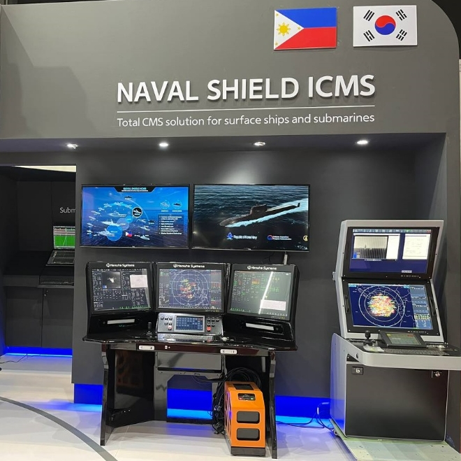 Naval존의 최신 함정전투체계(CMS). 좌측은 수중용 CMS, 우측은 잠수함용 CMS. 사진=한화시스템