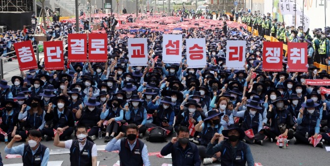 민주노총 서비스연맹 전국가전통신서비스노조 코웨이 코디코닥지부 노조원들이 27일 오후 서울 구로구 코웨이 본사 앞에서 총파업 결의대회를 하고 있다. 사진=뉴시스