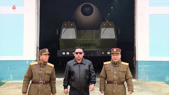 김정은 북한 국방위원장이 지난 3월25일 화성-17형(ICBM)의 시험발사를 앞두고 공개한 영상. 김 위원장 뒤로 화성-17형이 자리하고 있다. 사진-뉴시스