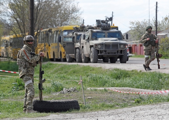 친러시아 군인들이 우크라이나 도네츠크 지역 베지멘네 마을의 우크라이나-러시아 분쟁 중 피난민을 위한 임시 숙소 근처에서 경비를 서고 있다.사진=로이터