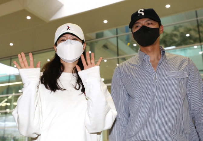 Korean star couple Hyun Bin and Son Ye-jin return home from honeymoon