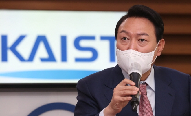 윤석열 대통령 당선인이 4월 29일 오전 대전 한국과학기술원(KAIST) 내 나노종합기술원을 방문해 반도체 연구 현장을 둘러본 뒤 학생들과 간담회를 갖고 있다. [사진=뉴시스]